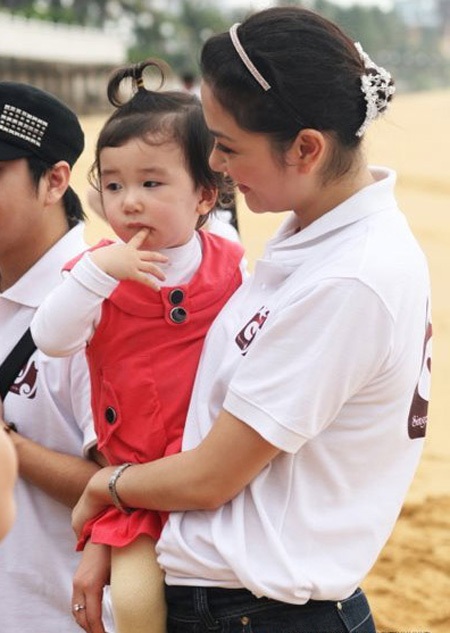 Mẹ con Hoa hậu Nguyễn Thị Huyền vui chơi trên biển - 5 Mẹ con Hoa hậu Nguyễn Thị Huyền vui chơi trên biển - 5