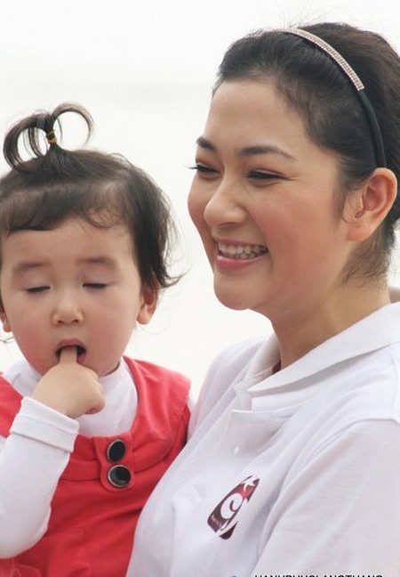 Mẹ con Hoa hậu Nguyễn Thị Huyền vui chơi trên biển - 4 Mẹ con Hoa hậu Nguyễn Thị Huyền vui chơi trên biển - 4