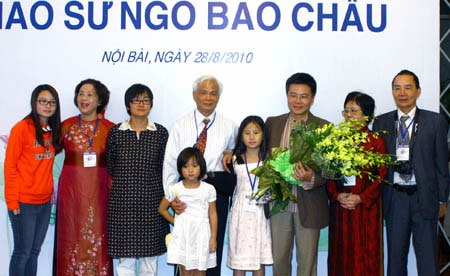 GS Ngô Bảo Châu hạnh phúc khi trở về Việt Nam - 9