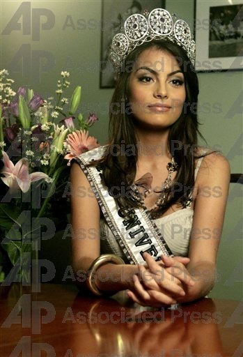 Tân HHHV bận bịu trả lời phỏng vấn  - 6 Tân HHHV bận bịu trả lời phỏng vấn  - 6