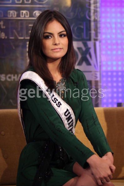 Tân HHHV bận bịu trả lời phỏng vấn  - 7 Tân HHHV bận bịu trả lời phỏng vấn  - 7