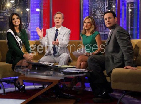 Tân HHHV bận bịu trả lời phỏng vấn  - 9 Tân HHHV bận bịu trả lời phỏng vấn  - 9