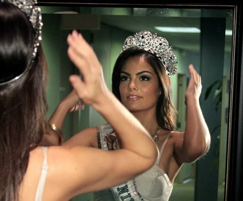 Tân HHHV bận bịu trả lời phỏng vấn  - 4 Tân HHHV bận bịu trả lời phỏng vấn  - 4