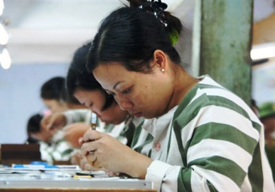 Một ngày của những nữ tù làm lông mi giả ở Huế - 1