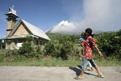 Indonesia: Núi lửa 400 năm ngủ yên bất ngờ “thức giấc” - 2