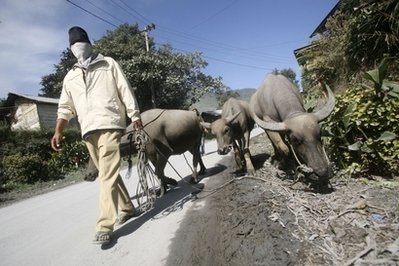 Indonesia: Núi lửa 400 năm ngủ yên bất ngờ “thức giấc” - 3