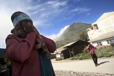 Indonesia: Núi lửa 400 năm ngủ yên bất ngờ “thức giấc” - 5