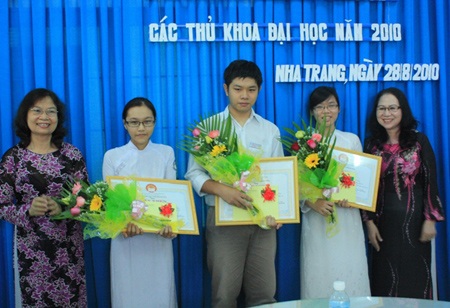 Khánh Hòa: Khen thưởng học sinh giỏi năm học 2009-2010 - 2 Khánh Hòa: Khen thưởng học sinh giỏi năm học 2009-2010 - 2