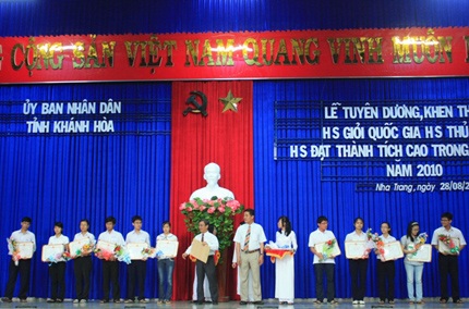 Khánh Hòa: Khen thưởng học sinh giỏi năm học 2009-2010 - 1 Khánh Hòa: Khen thưởng học sinh giỏi năm học 2009-2010 - 1
