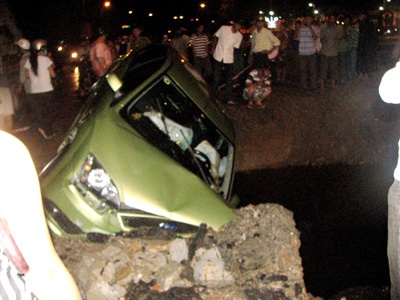 Xe ôtô Ford “cắm đầu” xuống cống công trình - 1