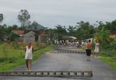 Mất điện dài ngày, dân dàn hàng chục cột điện ra chắn đường - 1