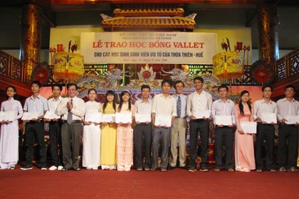 Thừa Thiên - Huế: Trao học bổng Odon Vallet cho 225 HS, SV ưu tú  - 1