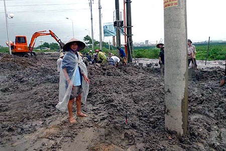 Khởi tố vụ án đổ phế thải lấp 30 mộ của dân - 1