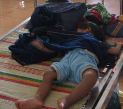 Mẹ mải mê làm rẫy, con bị rắn độc cắn - 1