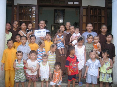 Trao quà cho các cháu mồ côi chùa Quan Châu - 1