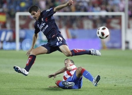 Forlan tỏa sáng giúp Atletico tạm dẫn đầu La Liga - 1