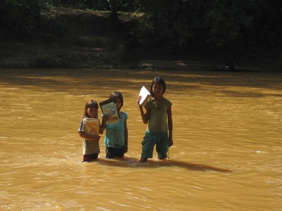 Nghẹn lòng trẻ em bơi qua sông “tìm chữ” - 4