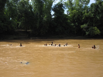 Nghẹn lòng trẻ em bơi qua sông “tìm chữ” - 3