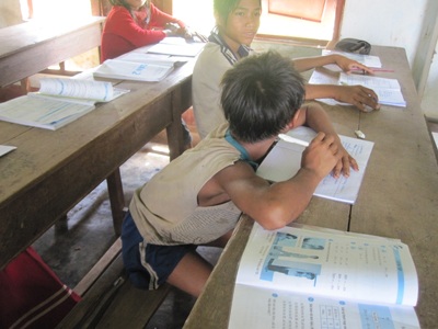 Nghẹn lòng trẻ em bơi qua sông “tìm chữ” - 6