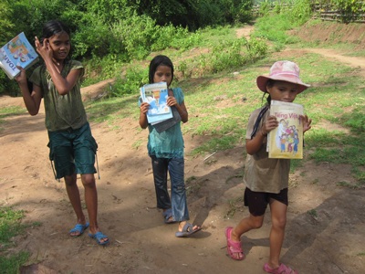 Nghẹn lòng trẻ em bơi qua sông “tìm chữ” - 5