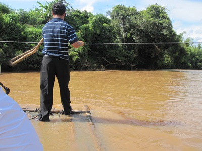 Nghẹn lòng trẻ em bơi qua sông “tìm chữ” - 2