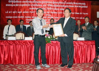 “Thời trang” của Bầu Đức qua năm tháng - 2 “Thời trang” của Bầu Đức qua năm tháng - 2