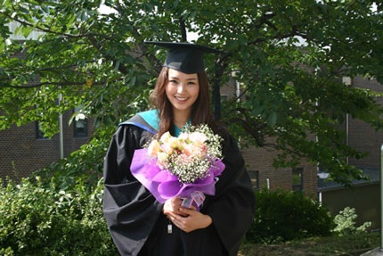 Hoa hậu Honey Lee lấy bằng thạc sĩ  - 1