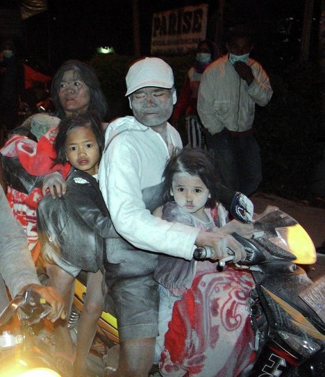 Núi lửa Indonesia phun trào dữ dội, hàng không xáo trộn - 6