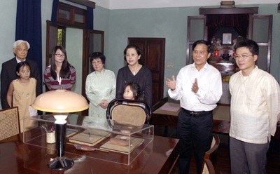 GS Ngô Bảo Châu thăm Khu di tích Chủ tịch Hồ Chí Minh - 2 GS Ngô Bảo Châu thăm Khu di tích Chủ tịch Hồ Chí Minh - 2