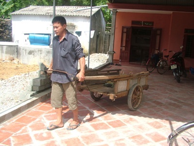 Thán phục người đàn ông nuôi cha mẹ già, hai con vào đại học - 1