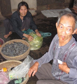 Phận già gồng gánh nuôi nhau - 1 Phận già gồng gánh nuôi nhau - 1