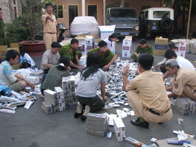 Xử lý hình sự hành vi kinh doanh thuốc lá, rượu lậu - 1