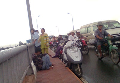TPHCM: Bà bầu nhảy cầu tự tử vì ghen - 1 TPHCM: Bà bầu nhảy cầu tự tử vì ghen - 1
