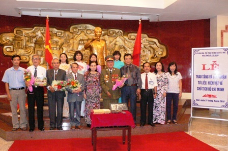 Hiến tặng 200 hiện vật về Bác Hồ - 11