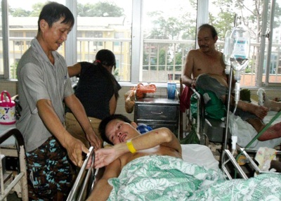 Số phận cay đắng của người đàn ông bị tai nạn xe máy - 2 Số phận cay đắng của người đàn ông bị tai nạn xe máy - 2