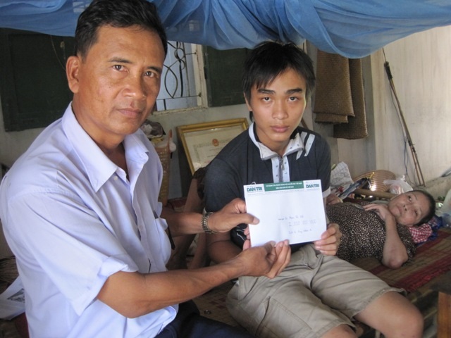 Người con hiếu thảo nhận tiền bạn đọc giúp đỡ - 1