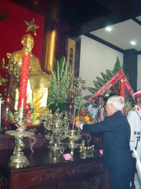 Dâng hương hoa tưởng nhớ Bác Hồ - 1 Dâng hương hoa tưởng nhớ Bác Hồ - 1
