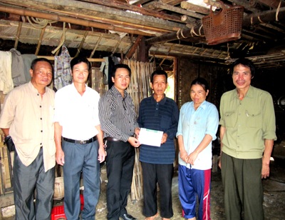 Người cựu chiến bình nghèo và ba đứa con điên nhận quà bạn đọc - 1