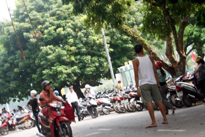 Bát nháo, loạn giá gửi xe ngày lễ tại Thủ đô - 1 Bát nháo, loạn giá gửi xe ngày lễ tại Thủ đô - 1