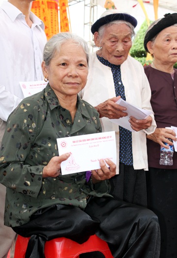 Tri ân hơn 15.000 anh hùng liệt sĩ và người có công dịp Quốc khánh - 10