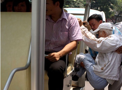 Cảm động con bế cha trong ngày đại lễ - 2