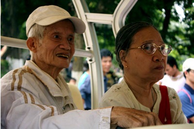 Cảm động con bế cha trong ngày đại lễ - 3