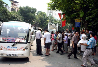 Cảm động con bế cha trong ngày đại lễ - 1