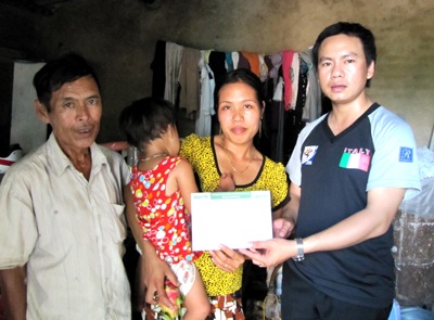 Quà nhân ái trở lại với cháu bé có 4 quả thận  - 1