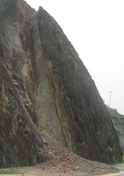 Núi nứt, nguy cơ sạt lở đất "lấp" quốc lộ - 2