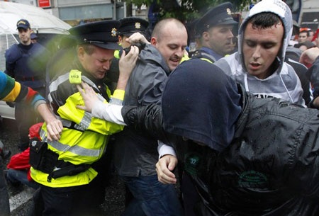 Cựu Thủ tướng Anh Blair bị ném giày, trứng - 2