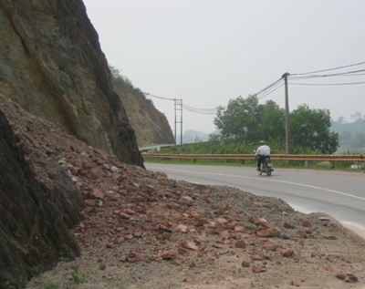 Núi nứt, nguy cơ sạt lở đất "lấp" quốc lộ - 1