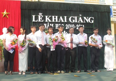 Thừa Thiên - Huế: Gần 300.000 HS náo nức bắt đầu năm học mới - 2 Thừa Thiên - Huế: Gần 300.000 HS náo nức bắt đầu năm học mới - 2