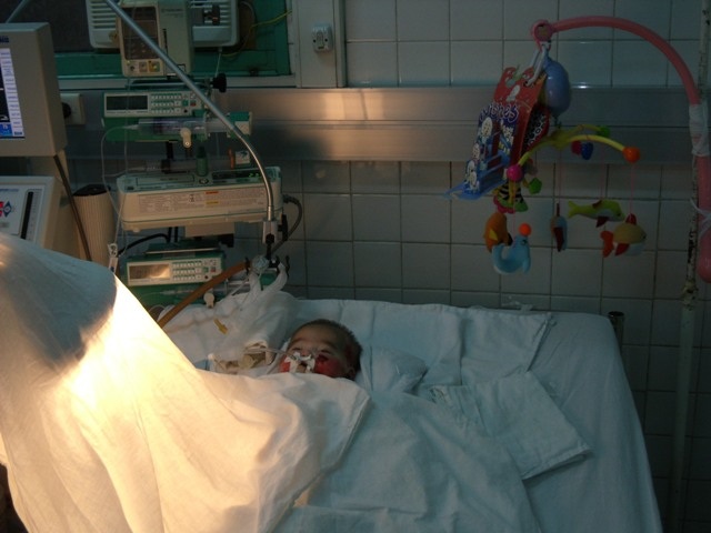 Ngày 06/09: Sức khỏe của bé Nhân Ái đang dần xấu đi - 2