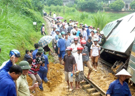 Vụ lật tàu kinh hoàng ở Yên Bái qua lời kể của lái tàu - 3 Vụ lật tàu kinh hoàng ở Yên Bái qua lời kể của lái tàu - 3